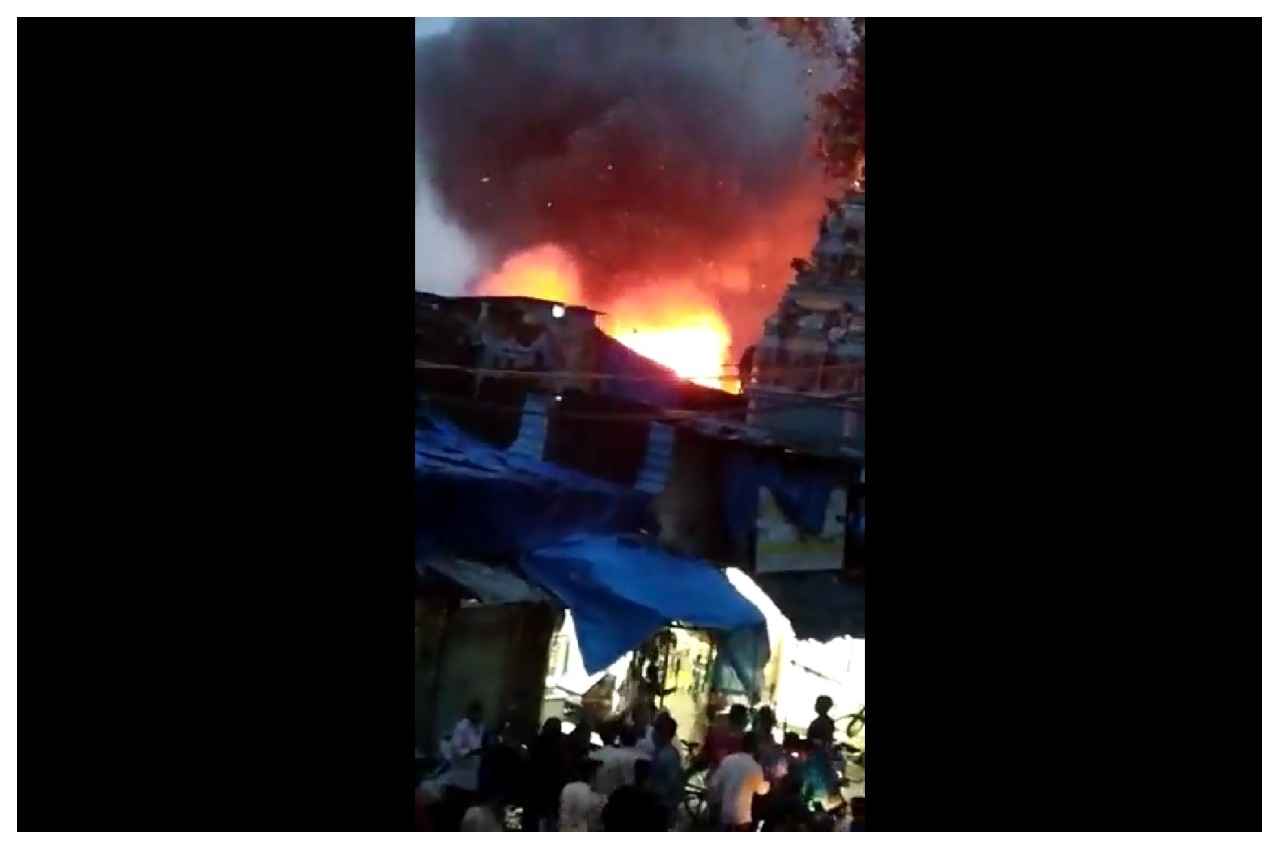 Video: मुंबई के रे रोड पर आग, धूं धूं कर जलीं झुग्गियां 
