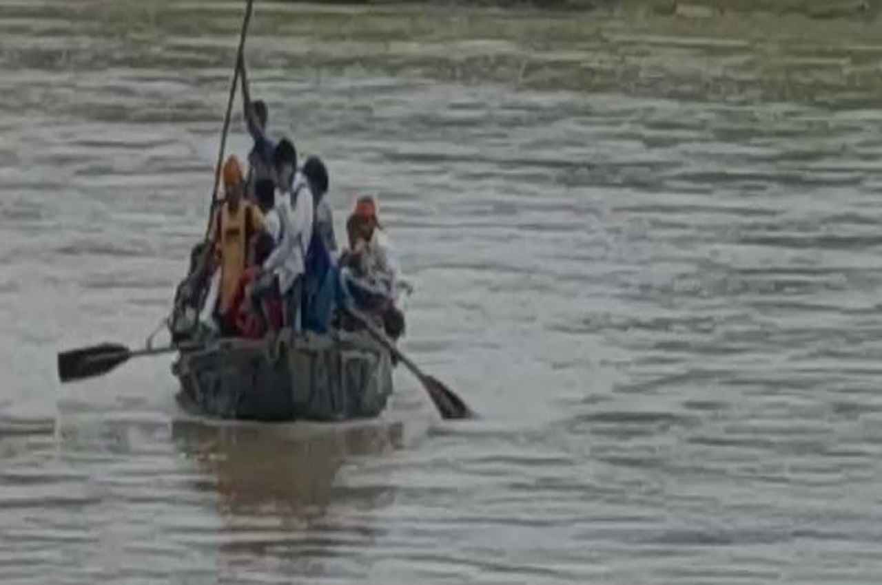 MP News: जान जोखिम में डालकर नदी पार करके स्कूल जाने को मजबूर छात्र, प्रशासन बेखबर