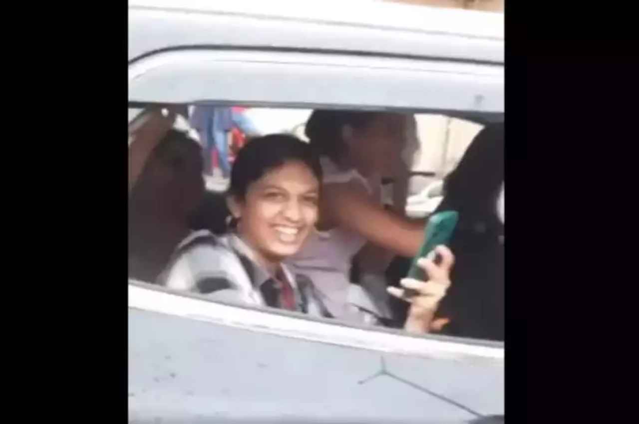 Viral Video: कार से जा रही लड़की अचानक गाड़ी रोक करने लगी ये काम