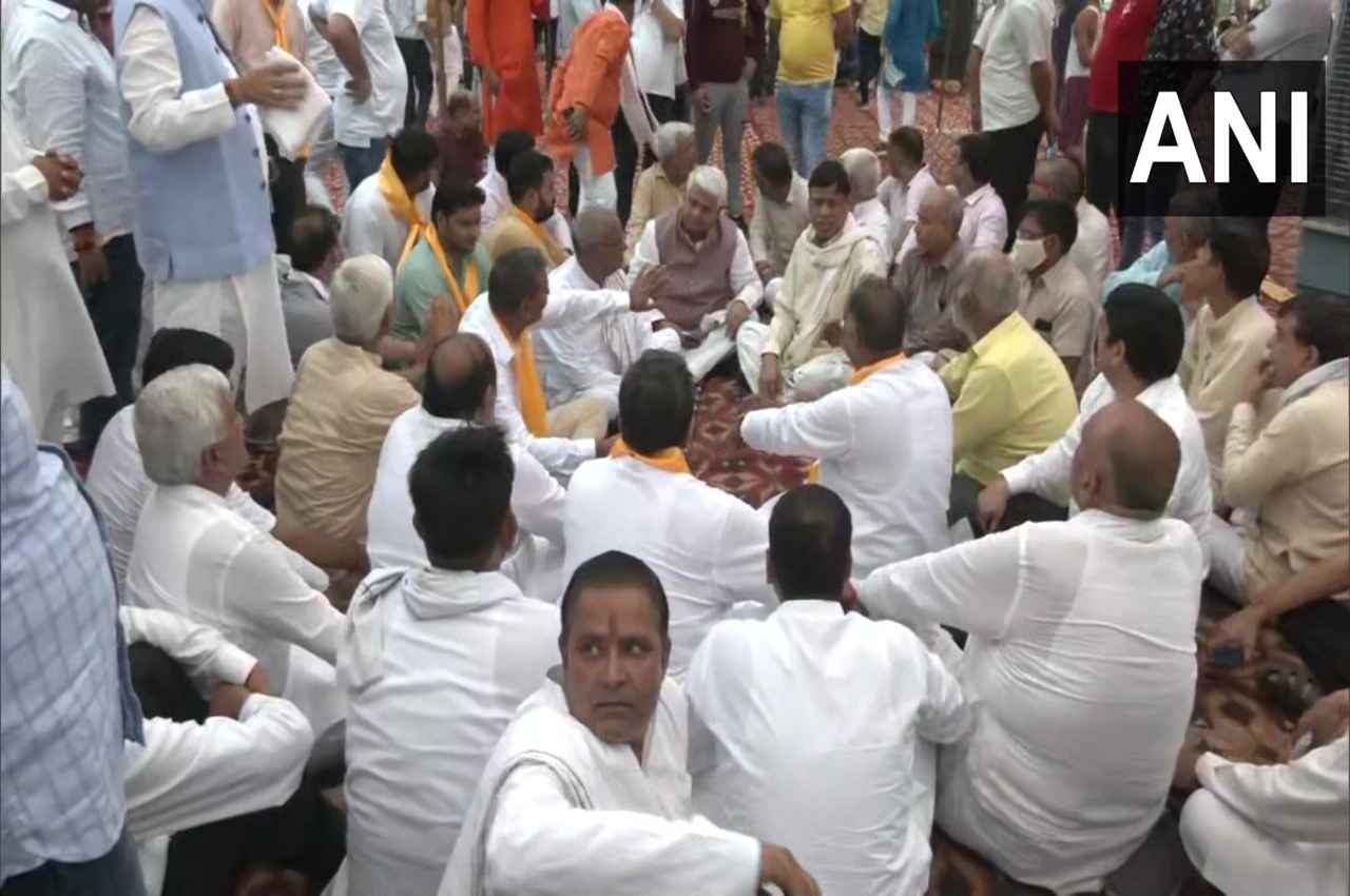 Shrikant Tyagi Case: मारपीट करने वाले 'गालीबाज' के छह समर्थकों का मंच पर सम्मान, सांसद के खिलाफ नारेबाजी