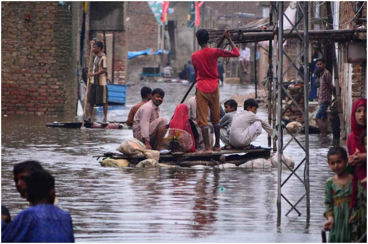पाकिस्तान में बाढ़ के चलते नेशनल इमरजेंसी घोषित, 937 लोगों की मौत