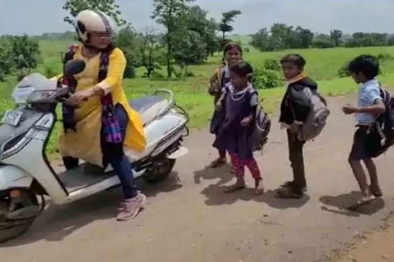 Teacher's Day 2022: गरीब बच्चों के लिए फरिश्ता बनी टीचर, रोज़ अपने स्कूटर पर बैठाकर ले जाती है स्कूल