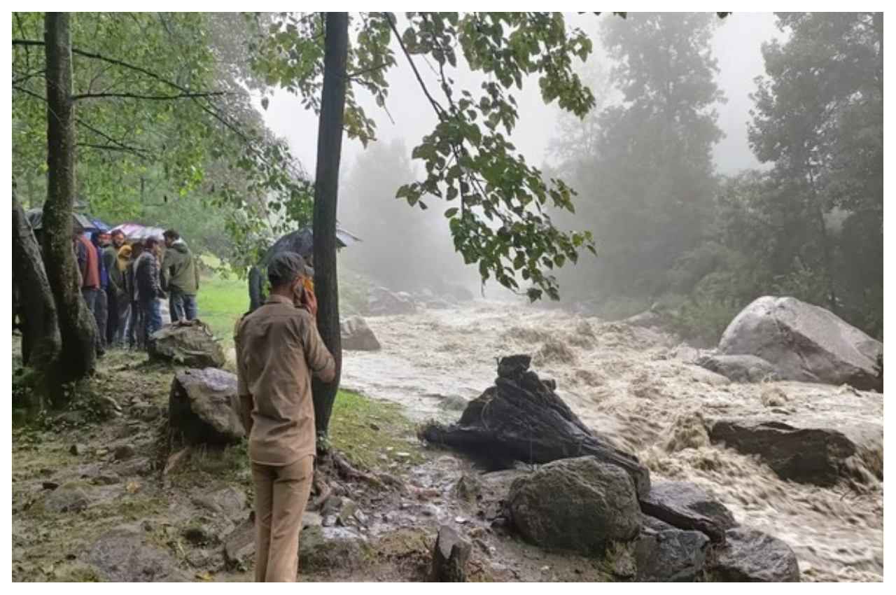 Himachal Pradesh: अस्थायी पुल बहा, डूबने से दो लोगों की मौत