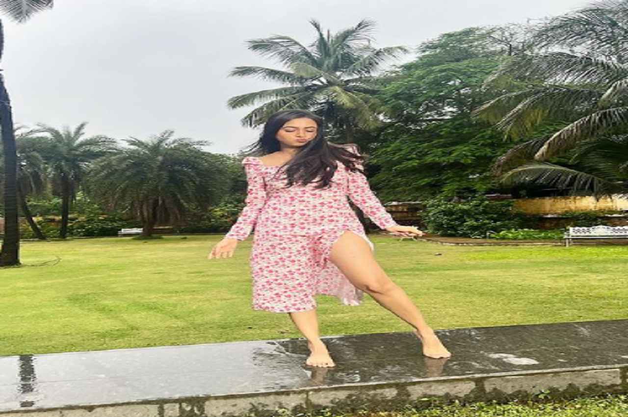 Tejasswi Prakash ने ट्रेंडी लुक से जीता फैंस का दिल, थाई हाई स्लिट ड्रेस में दिए सेक्सी पोज