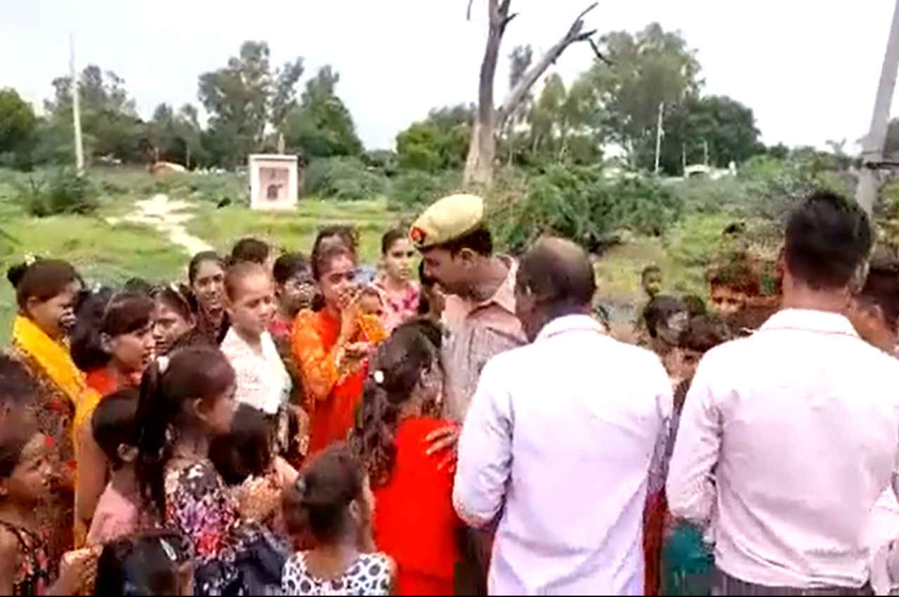 बच्चों को भीख मांगते देखा तो सिपाही ने शुरू की 'हर हाथ में कलम पाठशाला', तबादले पर लिपट कर रोए बच्चे, देखें video