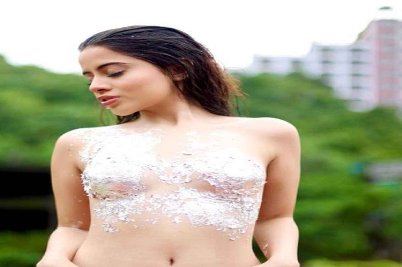 Urfi Javed Viral Video: अतरंगी कपड़ों से हैरान करने वाली उर्फी इस बार बिना कपड़ों के आईं नजर, नेटिजेंस हैरान