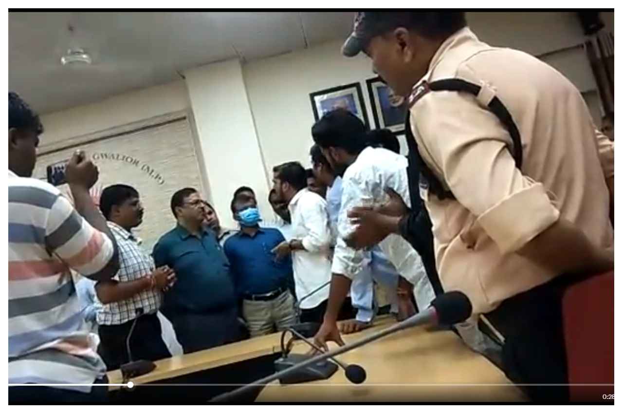 Viral Video: ABVP नेता की कुलपति को धमकी, हल्के में न ले वरना कुर्सी जाने में टाइम नहीं लगेगा