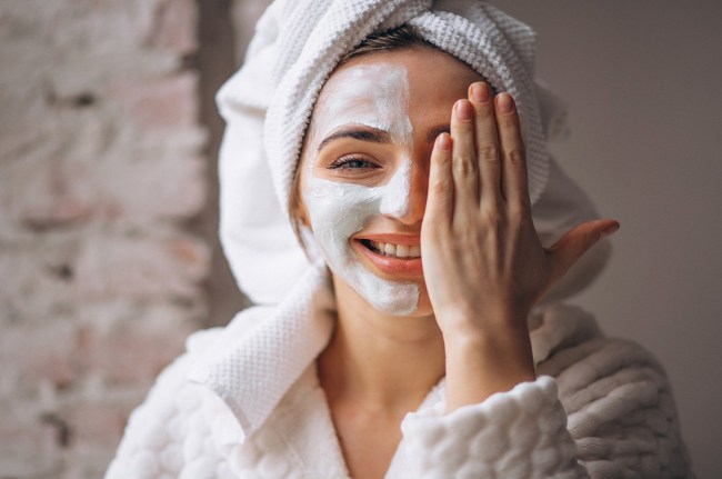 बादाम और कच्चे दूध का फेस पैक