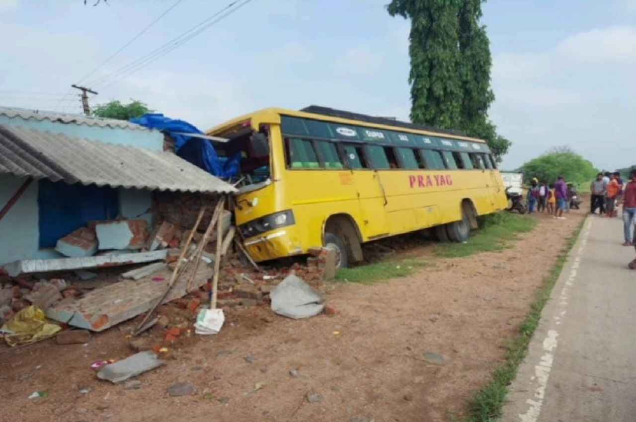 MP News, तेज़ रफ्तार अनियंत्रित बस स्कूटी को टक्कर मार दुकान में घुसी, 14 लोग घायल