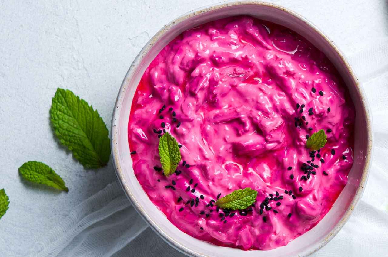 Beetroot Raita Recipe: वेट मेंटेन करें स्वादिष्ट और पौष्टिक चुकंदर के रायते की मदद से, जानें 10 मिनट रेसिपी