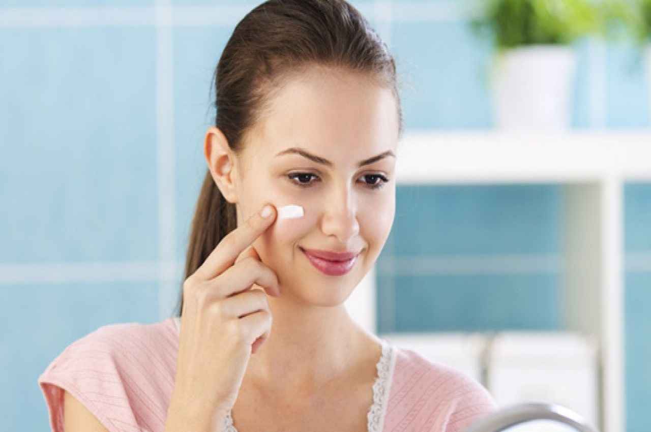 Navratri 2022 Beauty Tips: घर पर बनाएं बादाम-पिस्ता क्रीम, गरबा नाइट पर दिखेंगी सबसे खूबसूरत, ये रही विधि