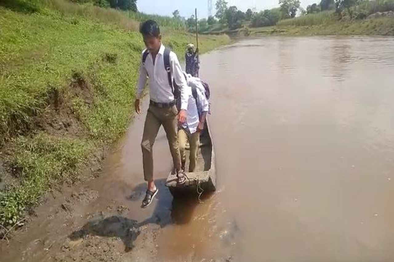 MP News: जान जोखिम में डालकर नाव के सहारे स्कूल जाने को मजबूर छात्र, प्रशासन बेखबर
