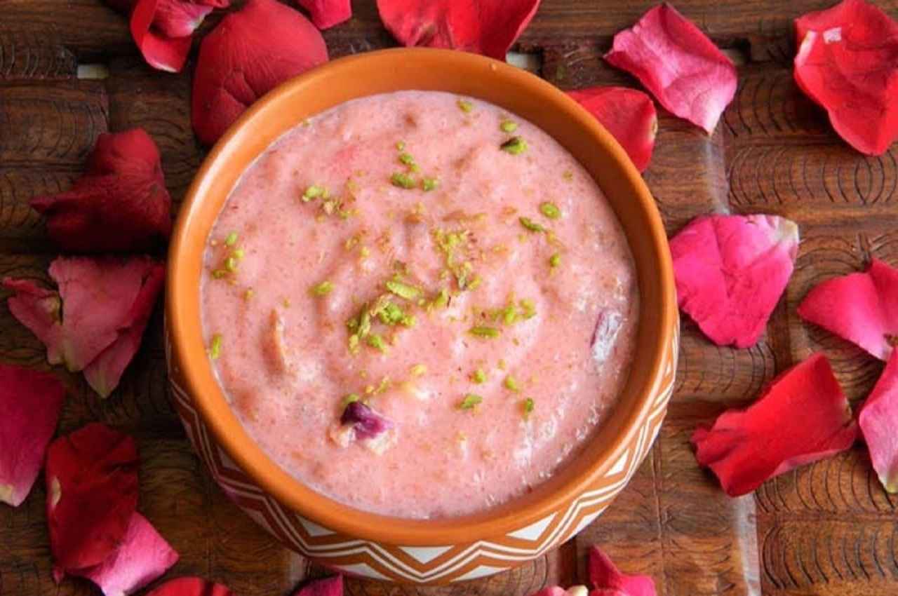 Malai Gulab Kheer Recipe: गणेश चतुर्थी पर श्रद्धालुओं को प्रसाद में भेंट करें स्वादिष्ट मलाई गुलाब की खीर, जानें रेसिपी