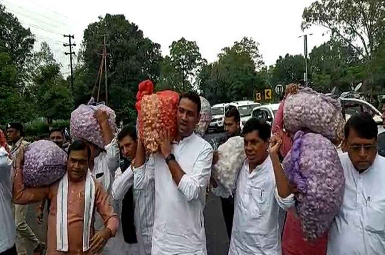 Madhya Pradesh: कंधे पर लहसुन की बोरियां लेकर विधानसभा पहुंचे कांग्रेस विधायक, किया जमकर हंगामा
