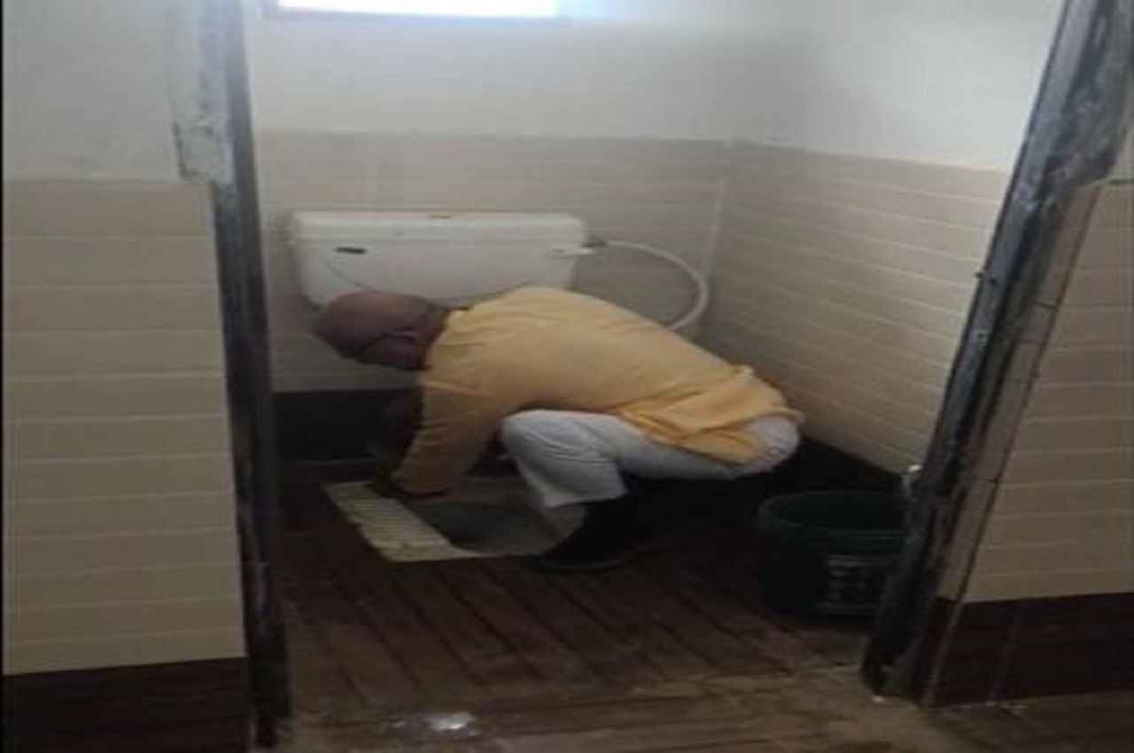 न ब्रश और न दस्ताने, हाथों से ही सांसद ने साफ किया स्कूल का टॉयलेट, वीडियो वायरल