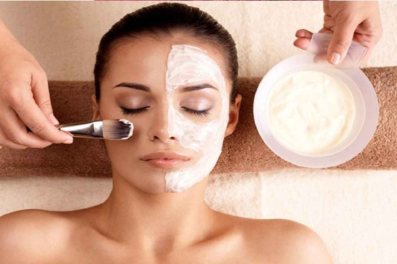 How To Get Youthful Skin: सिर्फ 2 चम्मच दही में मिलाकर बनाएं ये खास फेस पैक, उम्र से 10 साल छोटी दिखने लगेंगी