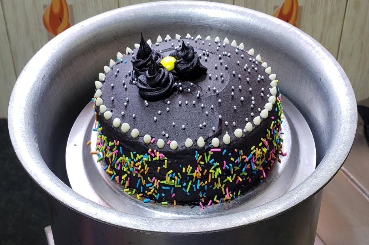 Cake in pressure cooker: प्रेशर कुकर में भी आप बना सकते हैं यह स्वादिष्ट  वनीला-चॉकलेट केक, Cake in pressure cooker, cake in pressure cooker recipe,  प्रेशर कुकर में केक बनाने का ...