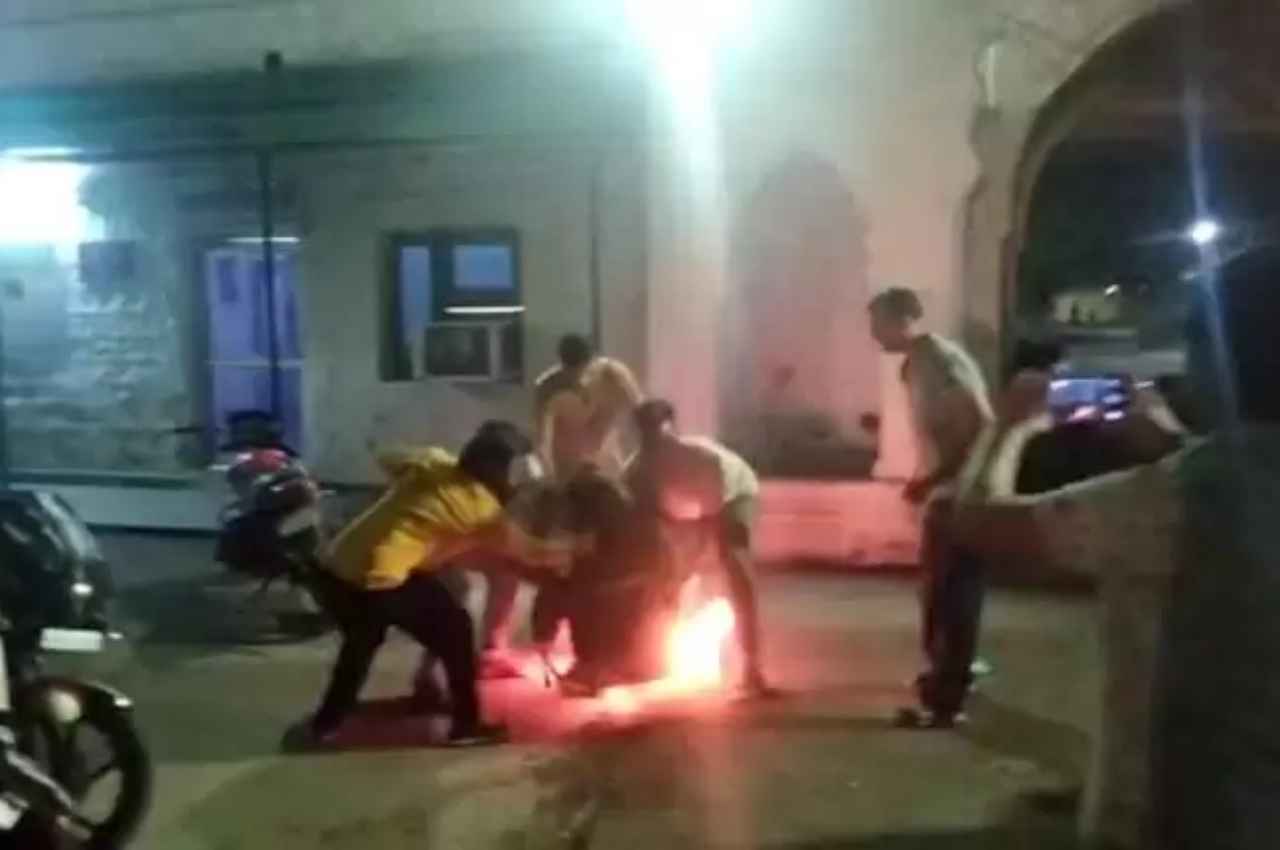 A young man set himself on fire in a Kota police station A young man set himself on fire in a Kota police station
