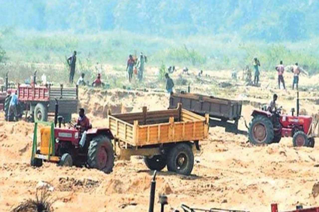 Agra News: एनकाउंटर में खनन माफिया को लगी गोलियां, 4 सिपाहियों ने खून देकर बचाई उसकी जान