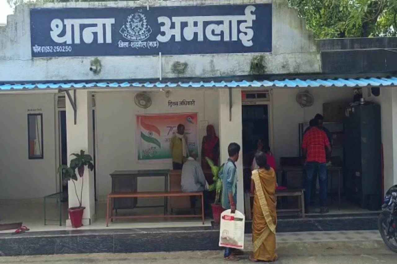 MP: थाने में युवती द्वारा खुद को आग लगाने के मामले में हुई कार्रवाई, TI सहित ASI लाइन अटैच