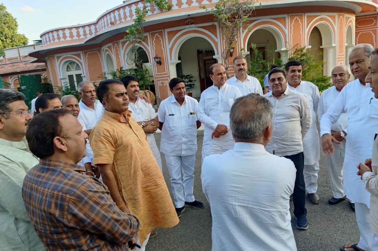 Rajasthan Political Crisis: अशोक गहलोत ने समर्थक मंत्री-विधायकों से की मंत्रणा, सामने आयी तस्वीर