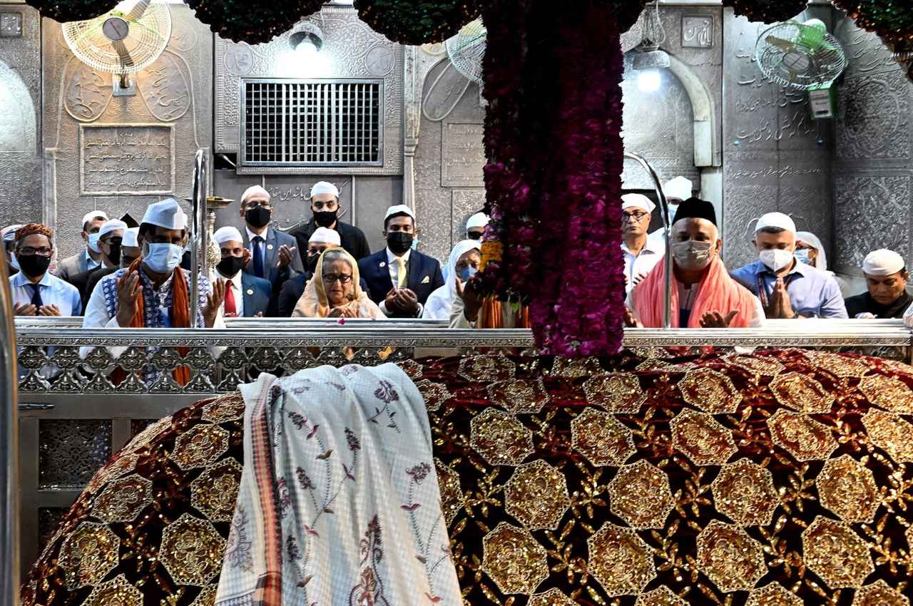 बांग्लादेश पीएम शेख हसीना ने अजमेर शरीफ पर चढ़ाई मखमली चादर, अमन चैन की मांगी दुआ