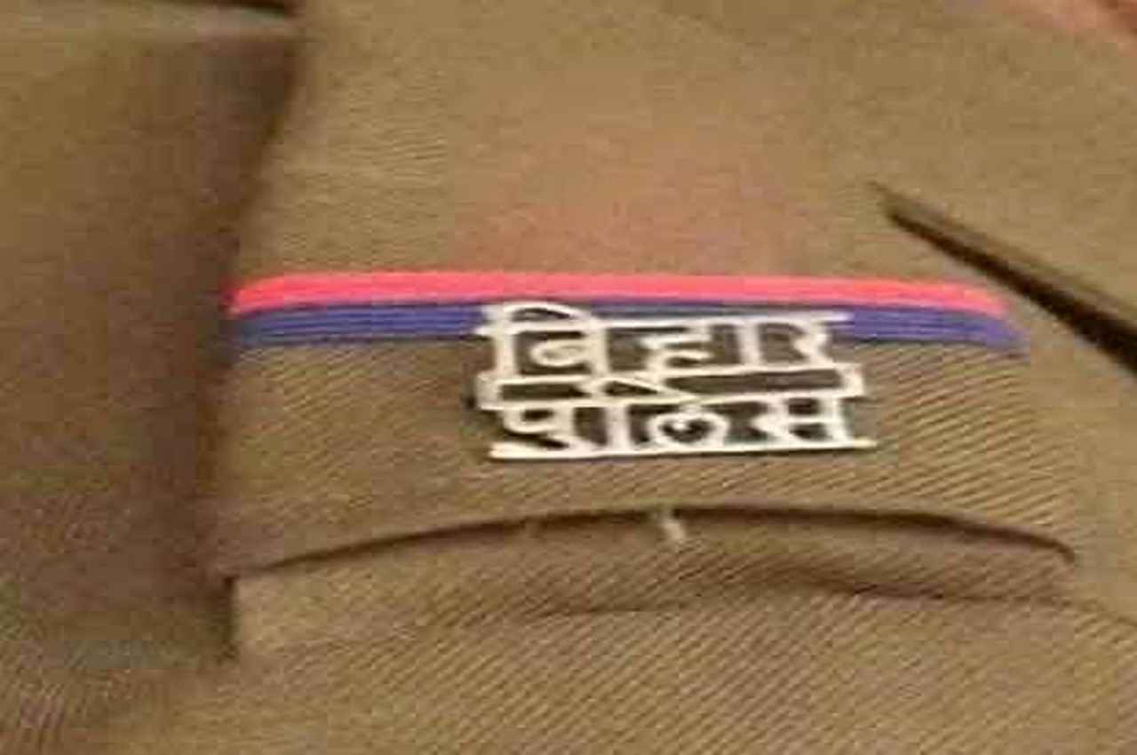 Bihar: शराब कारोबारी को पकड़ने गई पुलिस टीम पर फायरिंग, सिपाही की मौत