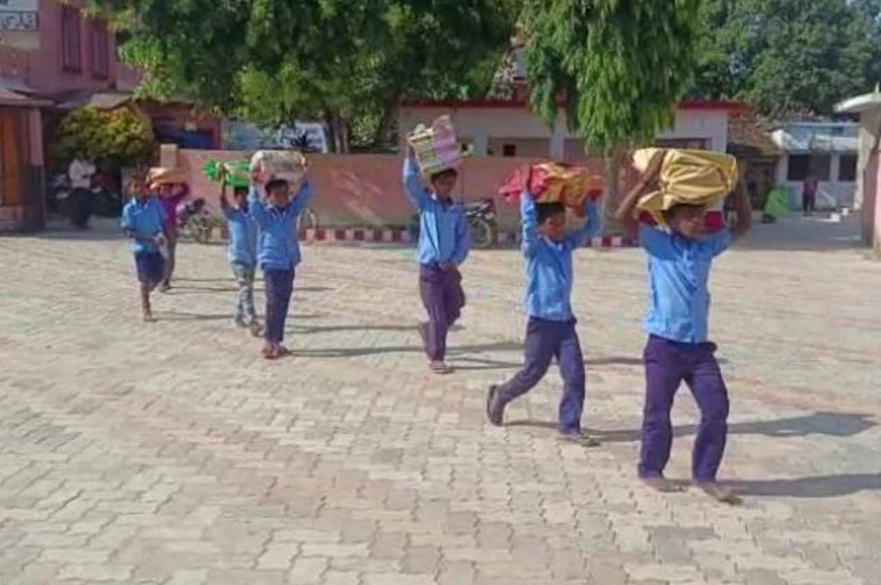 Bihar News: सरकारी ऑफिस से स्कूल तक सिर पर किताब ढोकर ले गए छात्र, हेडमास्टर सस्पेंड