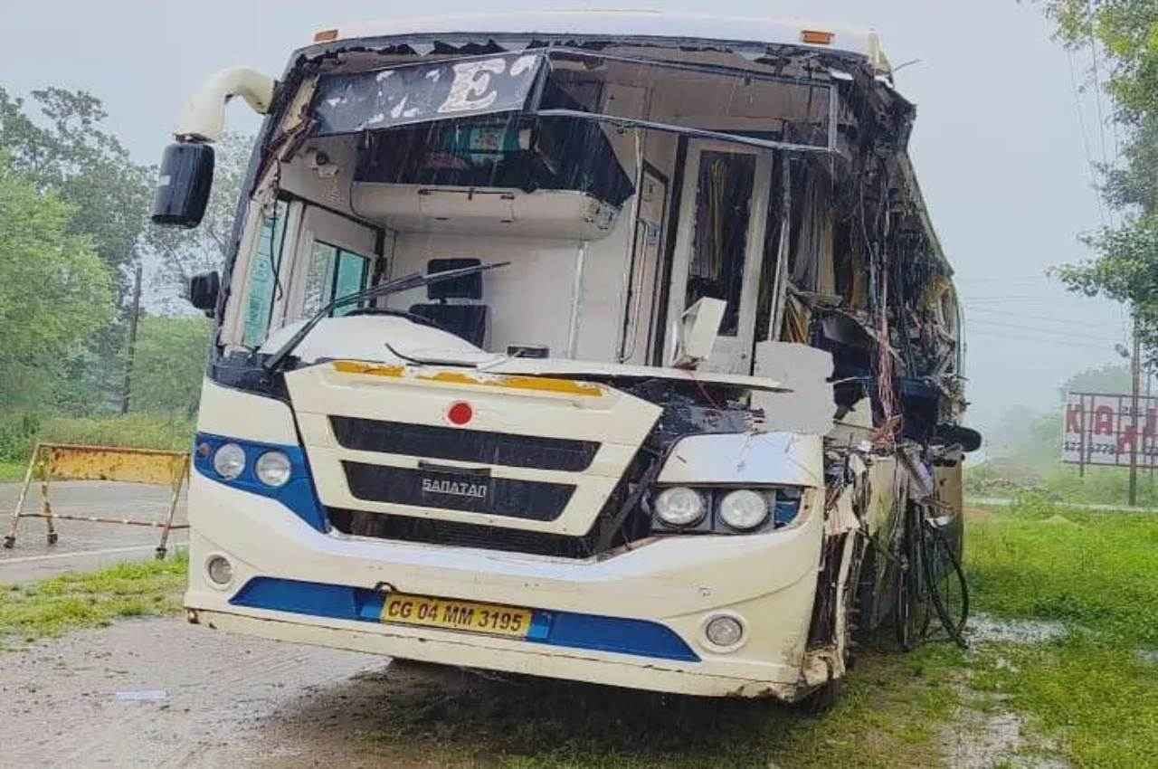 Chhattisgarh: कोरबा में तेज रफ्तार बस ने खड़े ट्रेलर को मारी टक्कर, मौके पर 7 की मौत, सीएम भूपेश ने जताया दुख