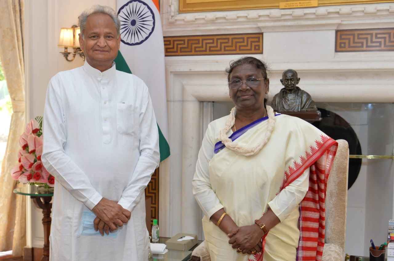 Rajasthan: सीएम गहलोत ने राष्ट्रपति द्रोपदी मुर्मू से की शिष्टाचार मुलाकात, प्रदेश के कई मुद्दों पर की चर्चा