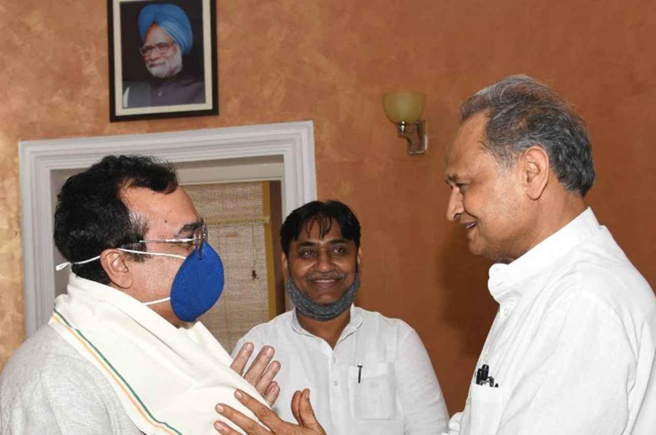 Rajasthan Crisis: माकन-केसी वेणुगोपाल की मुलाक़ात, सीएम गहलोत के राष्ट्रीय अध्यक्ष पद की दौड़ से बाहर होने  के संकेत