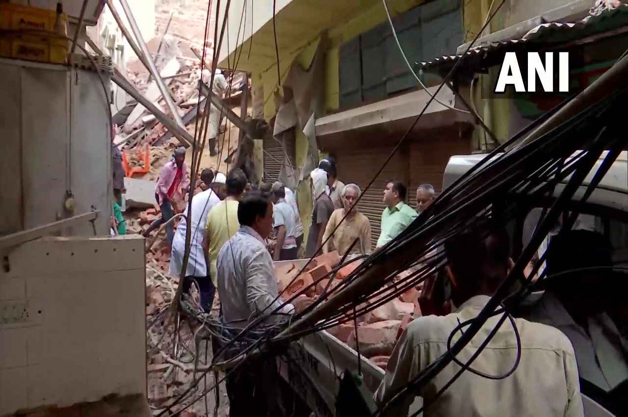 Delhi: आजाद मार्केट इलाके में निर्माणाधीन 4 मंजिला इमारत गिरी, राहत बचाव कार्य जारी