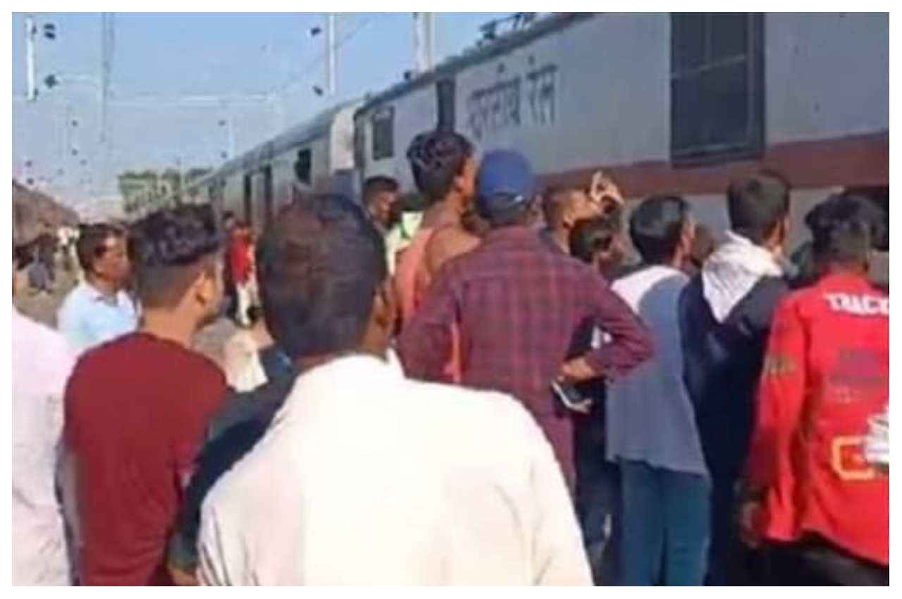 हमसफर एक्सप्रेस के दो डिब्बे पटरी से उतरे, बिहार के चंपारण में हुआ हादसा