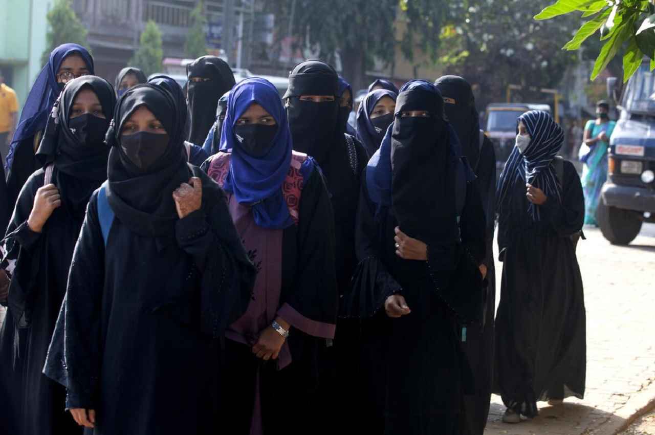 हिजाब के लिए पढ़ाई लिखाई तो नहीं छोड़ सकते!
