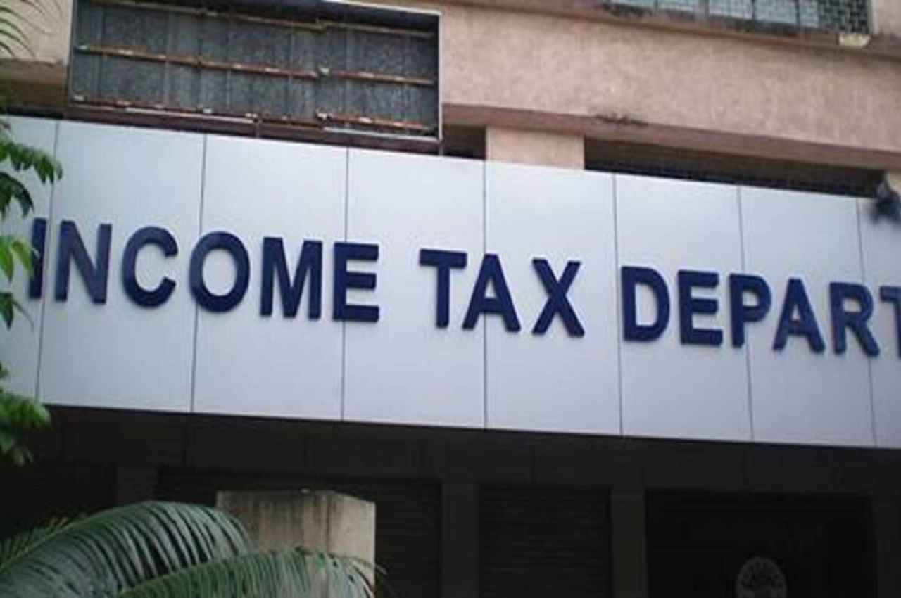 Income Tax Raid: टैक्स चोरी पर आयकर विभाग का ताबड़तोड़ एक्शन, देश के 100 ठिकानों में रेड