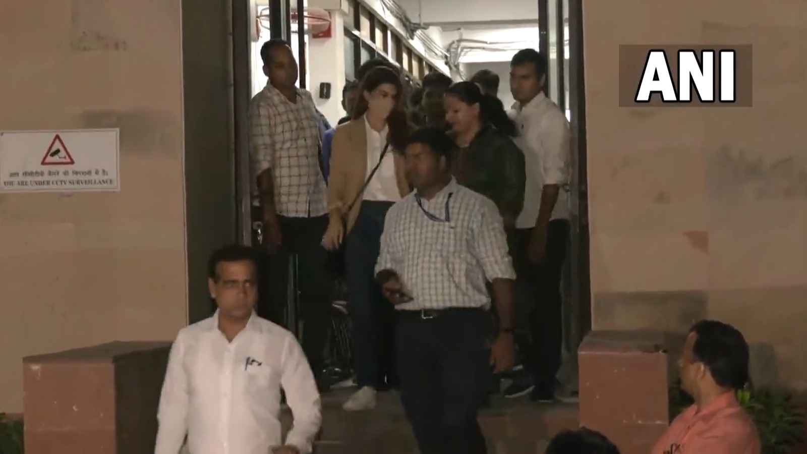 Jacqueline Fernandez: 6 घंटे पूछताछ के बाद EOW ऑफिस से निकलीं जैकलीन, पुलिस ने पूछे यह सवाल