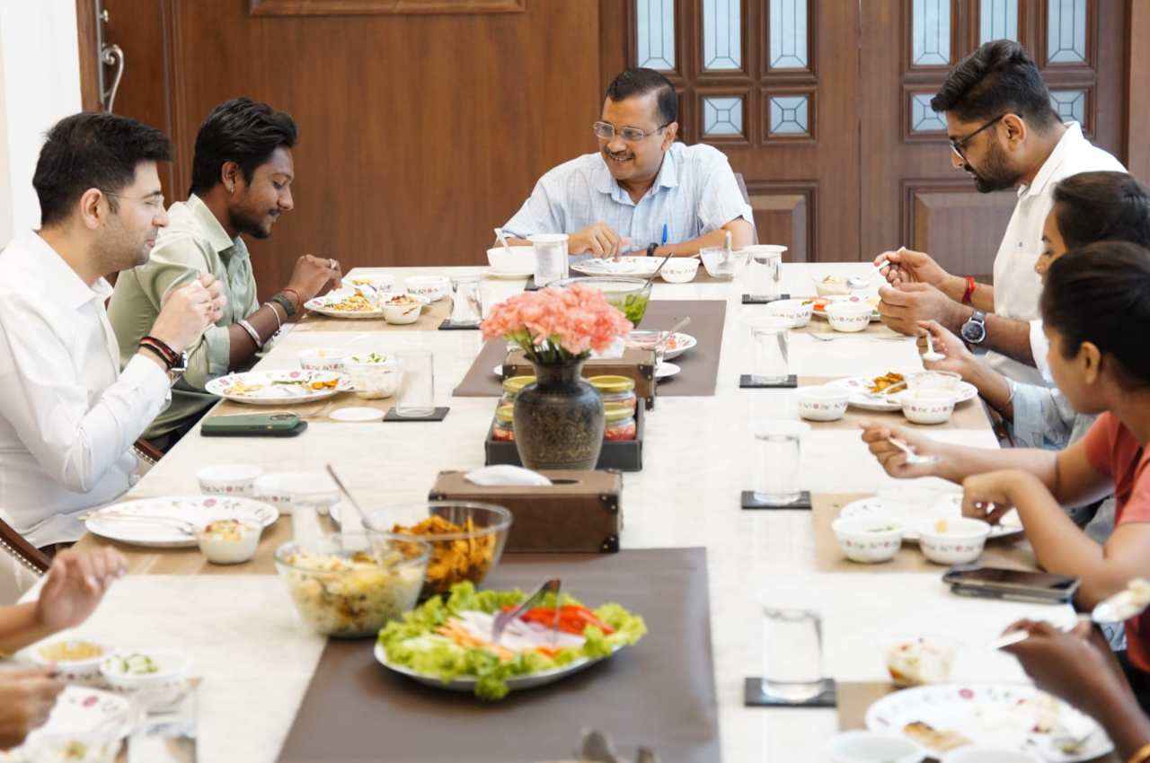 सफाईकर्मी संग सीएम केजरीवाल का लंच, साथ बैठकर खाया खाना