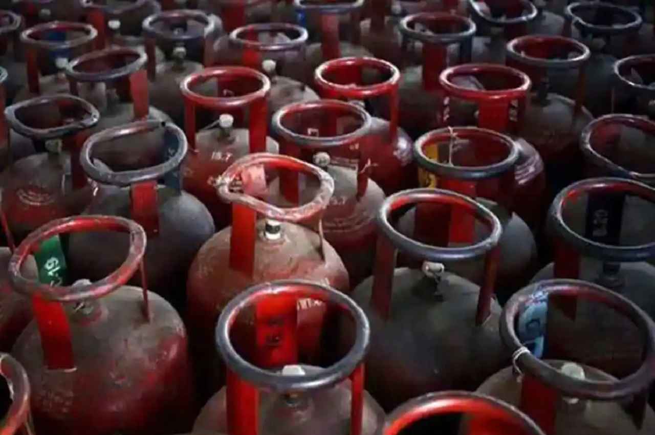 LPG Gas Cylinder Price Hike: होली से पहले आम आदमी को महंगाई का बड़ा झटका,  LPG सिलेंडर के 350 रुपये से अधिक बढ़े दाम