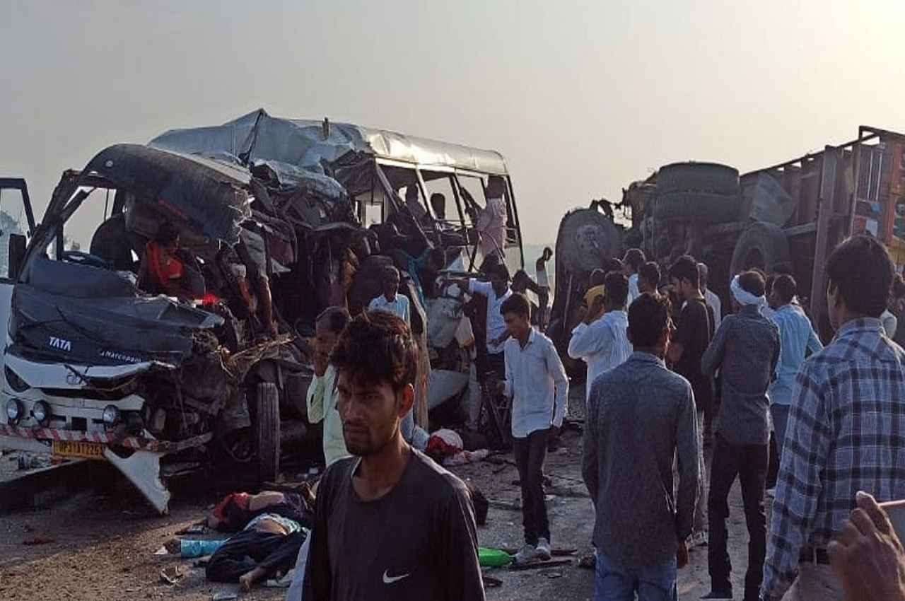 Breaking: लखीमपुर खीरी में भीषण सड़क हादसा, बस-ट्रक की टक्कर में 8 की मौत, 25 से ज्यादा घायल