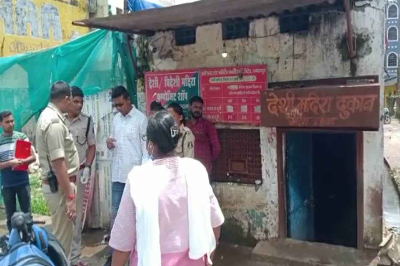 Chhattisgarh: सरकारी शराब की दुकान से लाखों की नगदी पार, CCTV की हार्डिस्क भी ले उड़े चोर