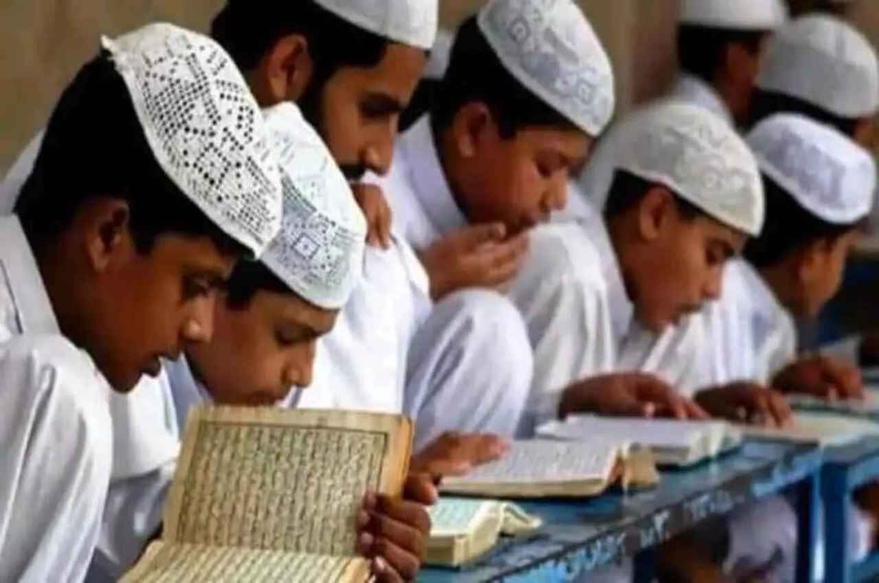 UP News: प्रदेशभर के सभी जिलों में मदरसों का सर्वे शुरू, तीन विभागों की टीमें निकलीं दौरे पर