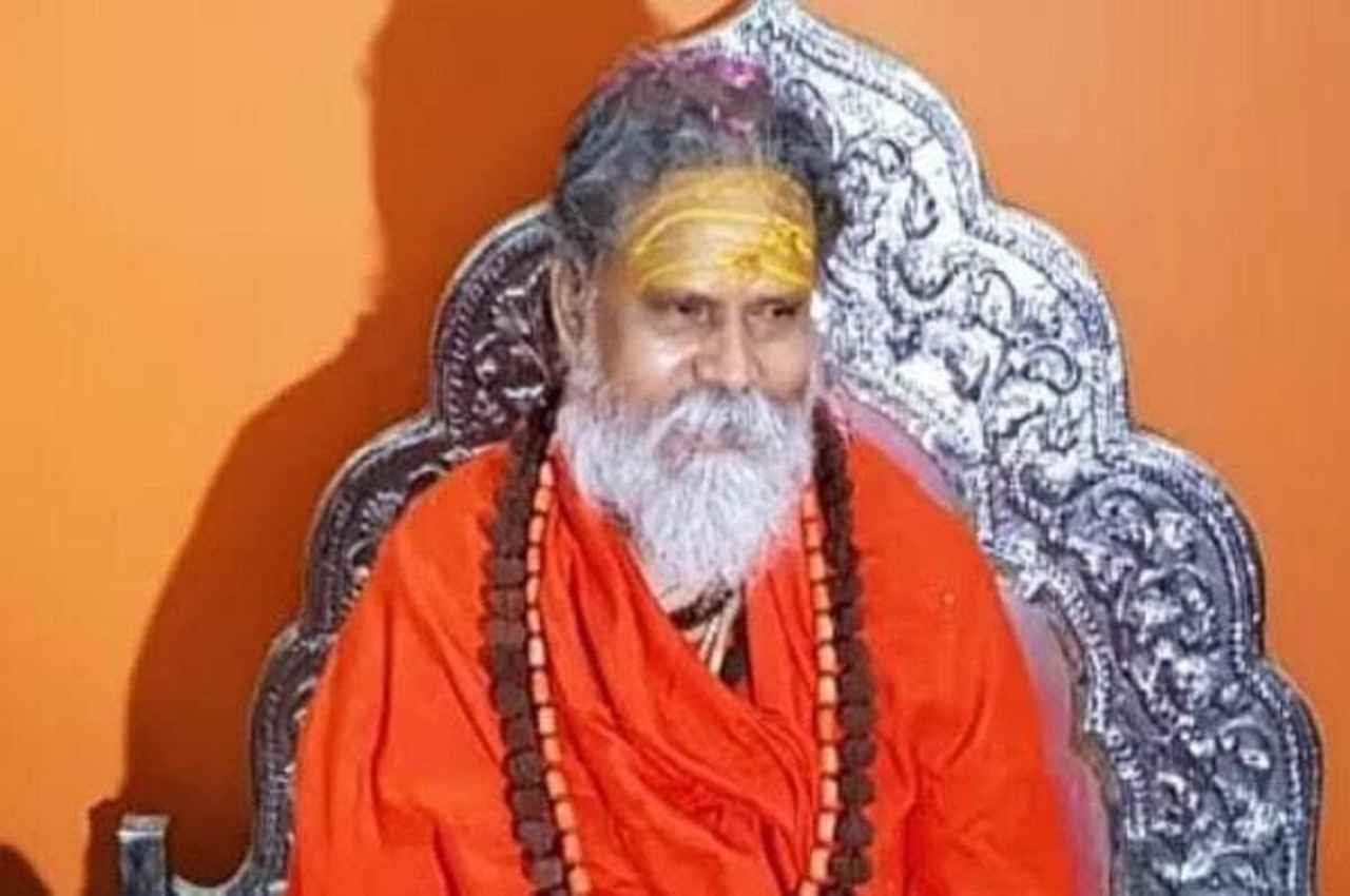 Prayagraj News: महंत नरेंद्र गिरि की मौत के बाद एक साल से सील कमरा खुला, निकला करोड़ों का खजाना