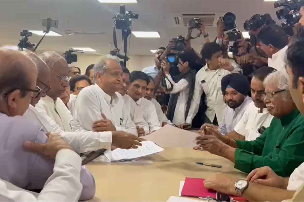Congress President Election: मल्लिकार्जुन खड़गे ने भरा नामांकन, राजस्थान से ये नेता बने प्रस्तावक