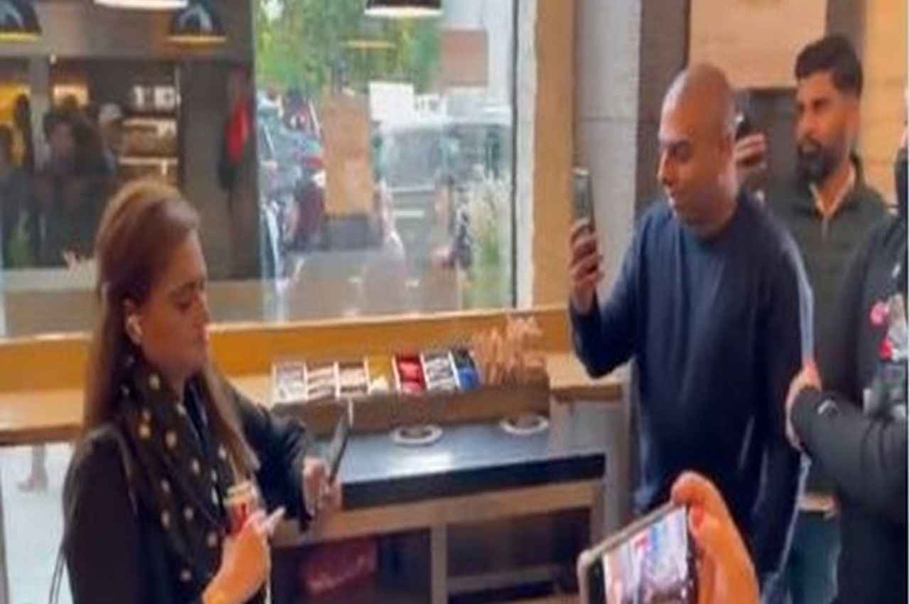 Video: लंदन में पाकिस्तान की मंत्री मरियम को प्रदर्शनकारियों ने घेरा, 'चोरनी, चोरनी' के नारे लगाए