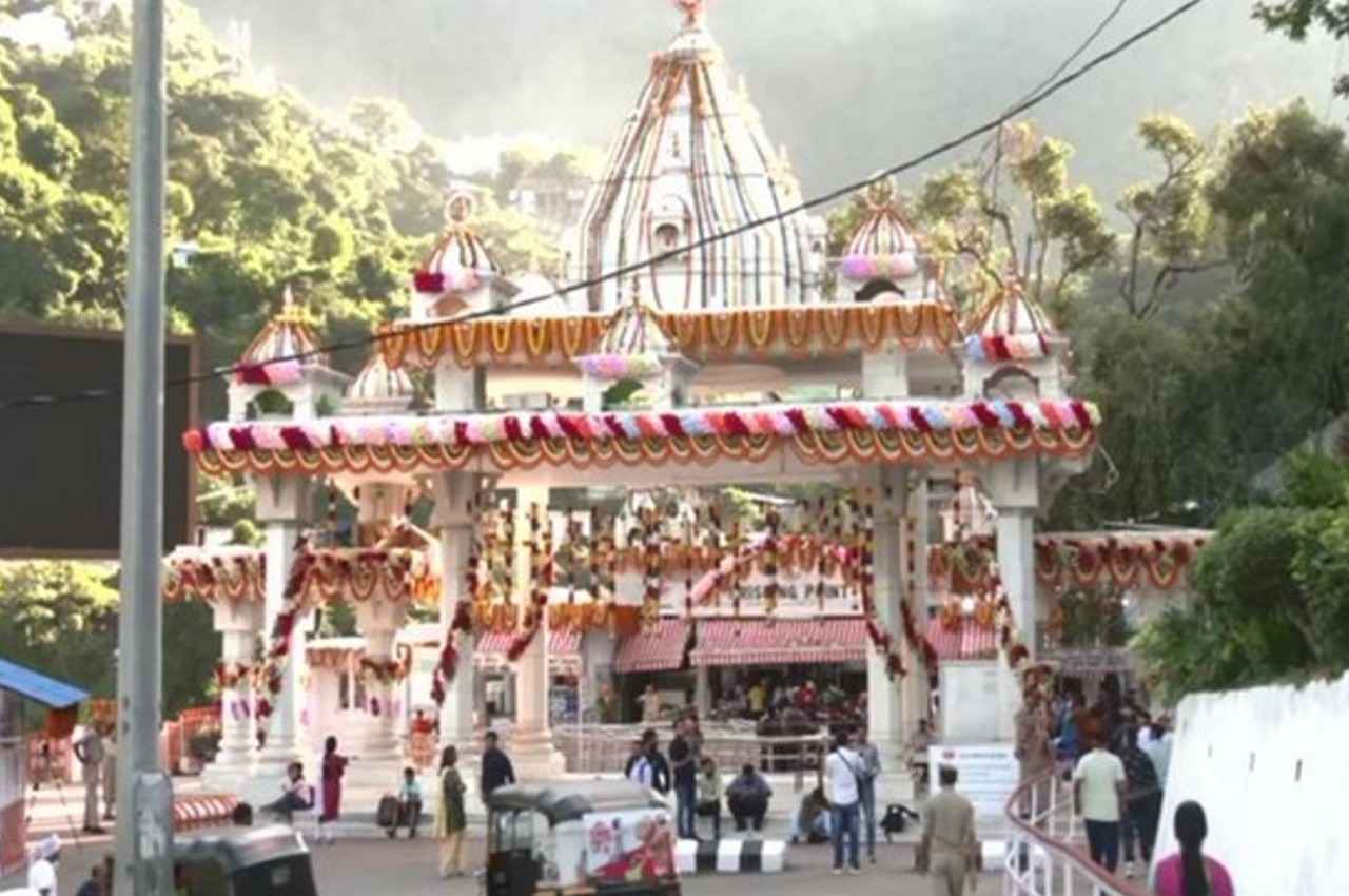 Navratri 2022: नवरात्र का पहला दिन आज, वैष्णो देवी मंदिर में दर्शन के लिए जुटे श्रद्धालु