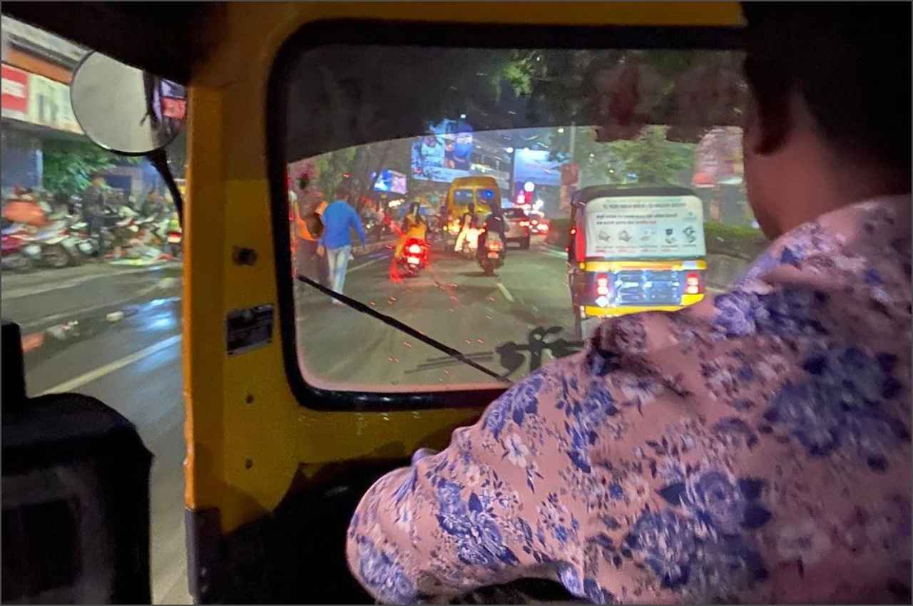 Viral News: मर्सिडीज बेंज के CEO ट्रैफिक में फंसे, फिर इस तरह पहुंचे मंजिल तक, हर कोई चौंका