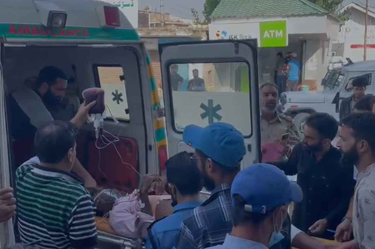 Jammu and Kashmir: पुलवामा में आतंकियों ने प्रवासी मजदूर को गोली मारकर किया घायल, सर्च ऑपरेशन जारी