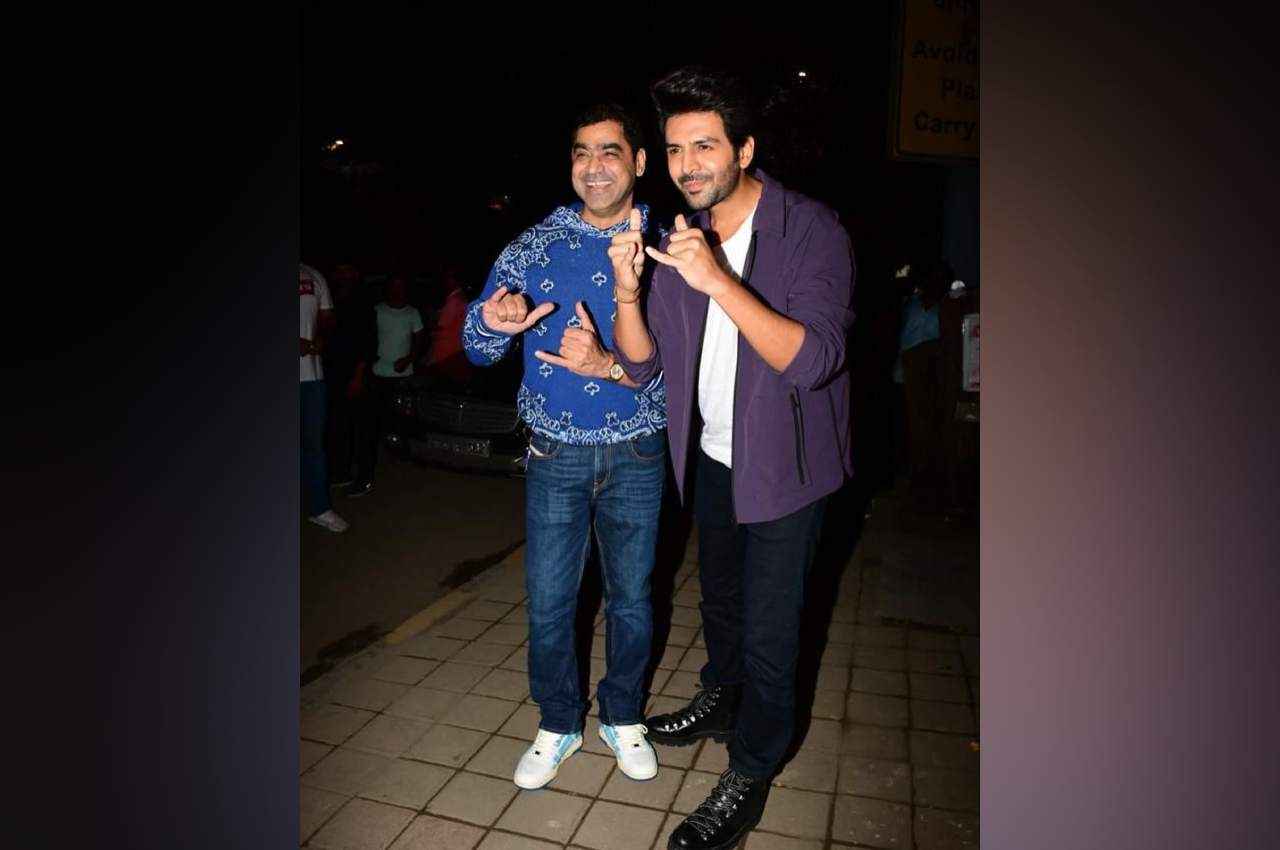 मस्ती भरे अंदाज में दिखे Kartik Aaryan, 'भूल भुलैया' का हुक्स्टेप करते आए नजर