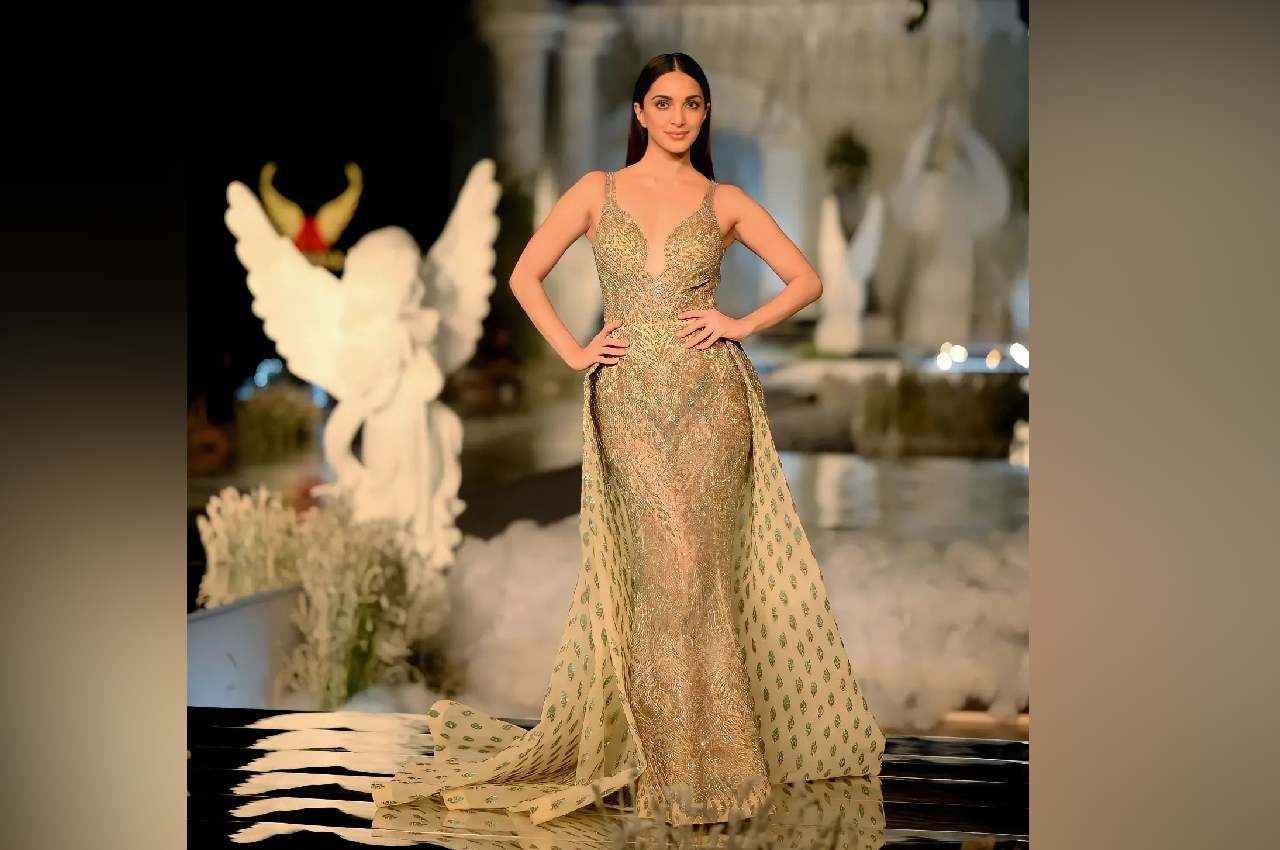 Kiara Advani: गोल्डन गाउन में कियारा आडवाणी ने ढाया कहर, सिजलिंग लुक पर फिदा फैंस