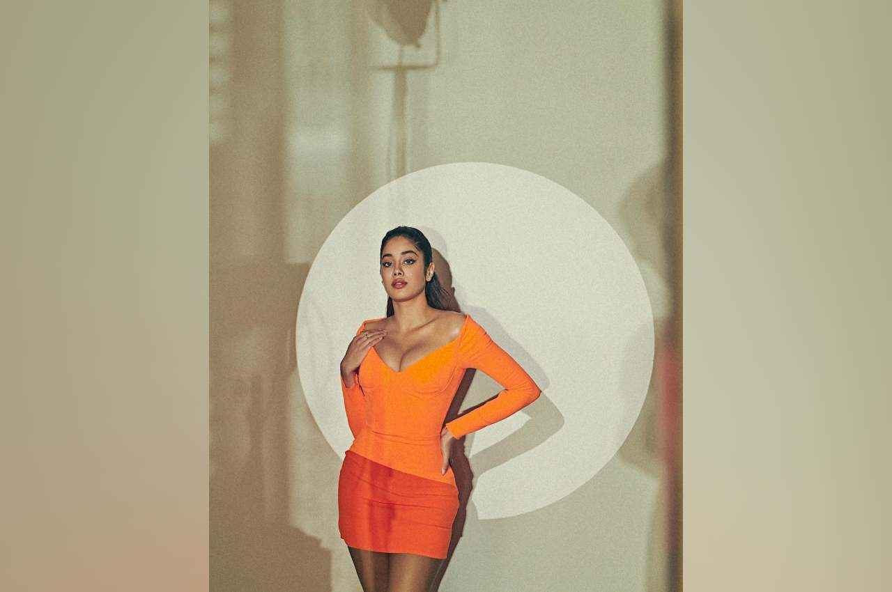 Janhvi Kapoor: शॉर्ट ड्रेस में जान्हवी कपूर ने दिए सिजलिंग पोज, देखें तस्वीरें